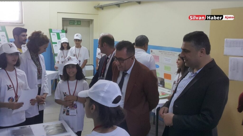 Selahaddini Eyyubi Ortaokulunda TÜBİTAK 4006 Bilim Fuarı Açıldı