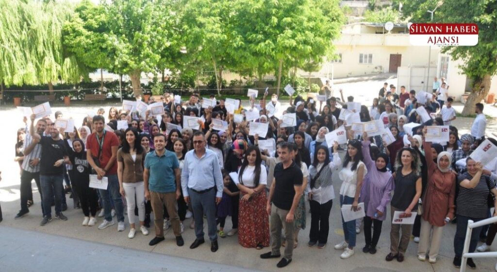 Silvan’da Öğrenciler Karne Almanın Sevincini Yaşadı