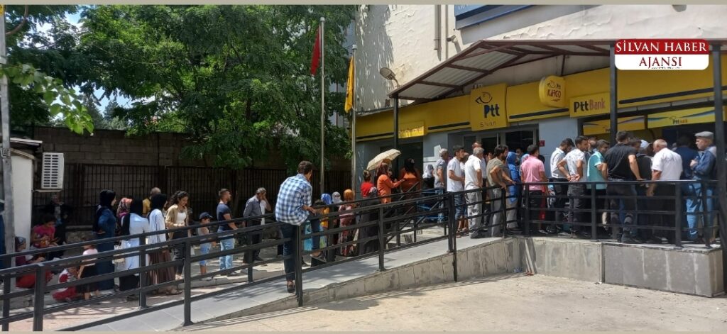 PTT Önlerinde Oluşan Kuyruk Çilesine Halktan Tepki