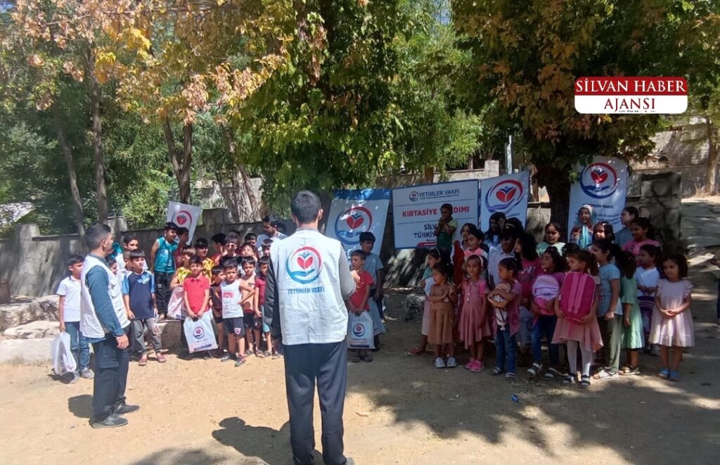 Yetimler Vakfı’ndan Silvan’daki Onlarca Öğrenciye Kırtasiye Yardımı