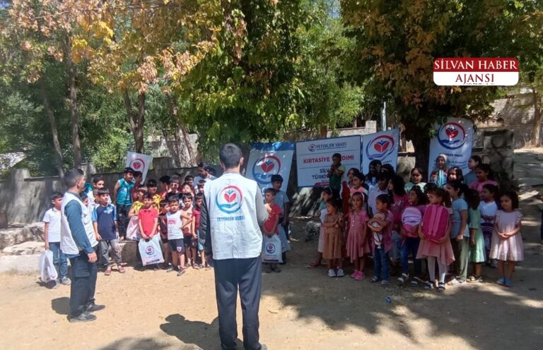 Yetimler Vakfı’ndan Silvan’daki Onlarca Öğrenciye Kırtasiye Yardımı