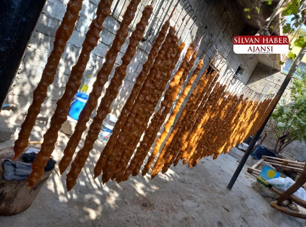 Kışın Vazgeçilmezi Sucuklu Ceviz İçin Mesai Başladı