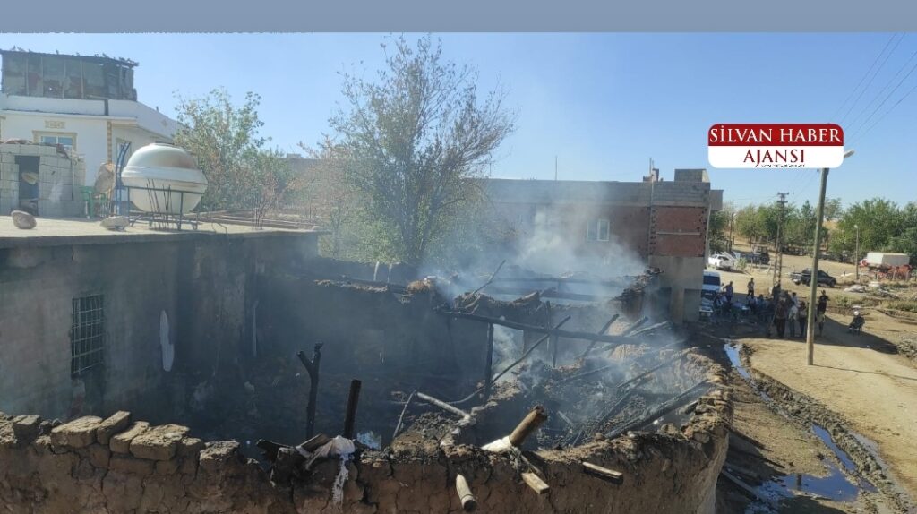 Ahır Ve Kiler Yandı