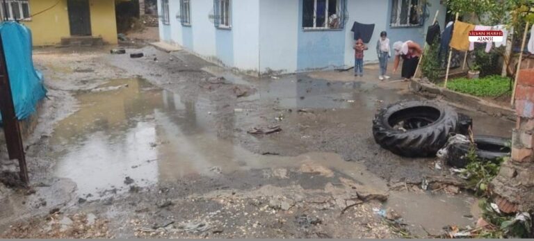 Silvan’da Yağmur Hayatı Olumsuz Etkiledi