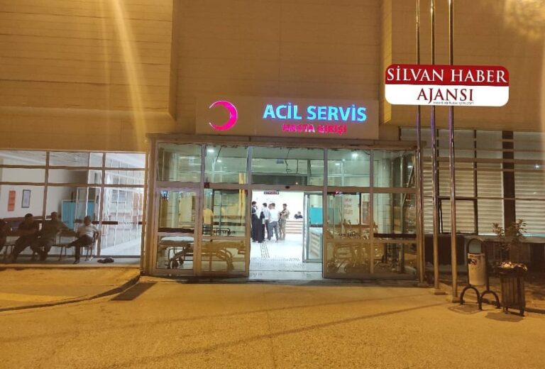 Silvan’da Polis Aracı Motorsikletli Gence Çarptı