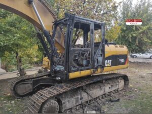 Silvan’da Belediyenin Kiraladığı Paletli Kepçe Kundaklandı