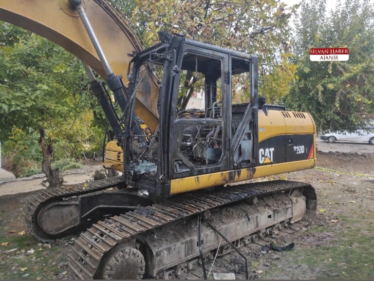 Silvan’da Belediyenin Kiraladığı Paletli Kepçe Kundaklandı