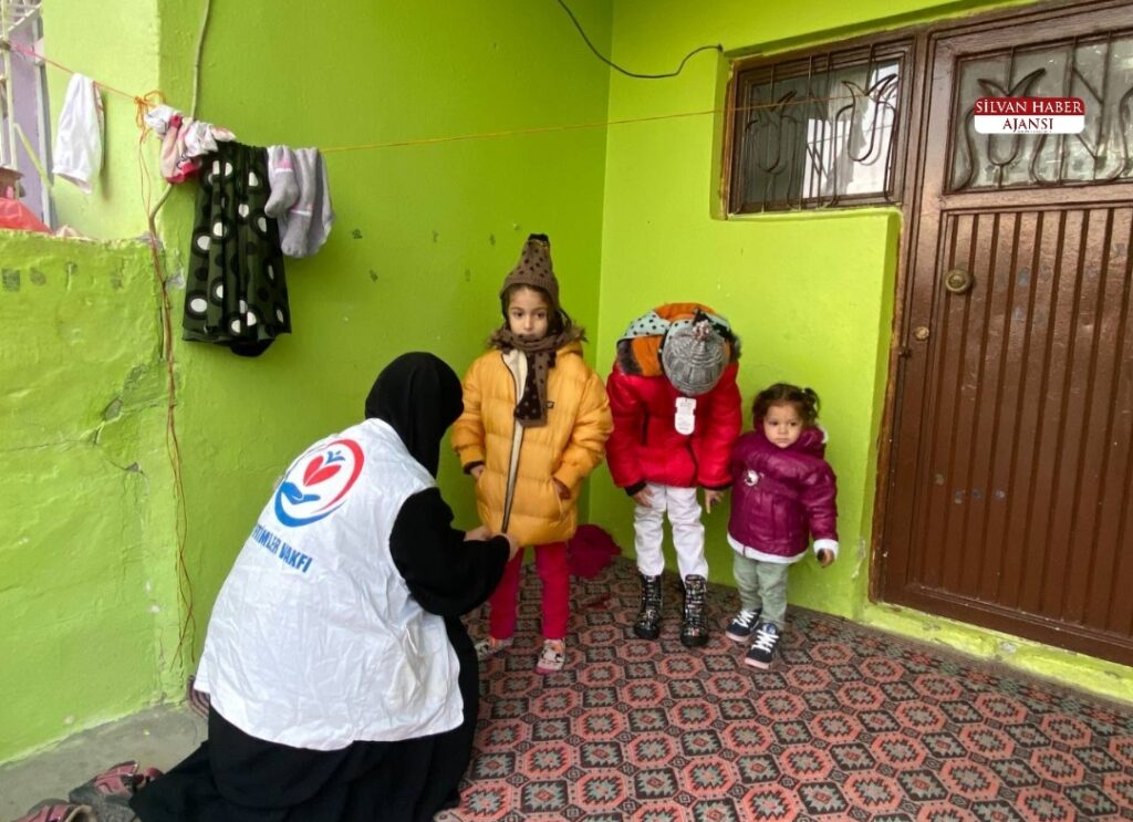 Yetimler Vakfı Silvan’da Çocuklara Kışlık Giysi Ve Odun Yardımında Bulundu