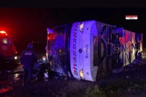 Silvan’da Yolcu Otobüsü Devrildi: 1’i bebek 5 ölü, 22 yaralı