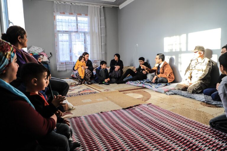 Silvan Kaymakamından Depremzede Ailelere Ziyaret