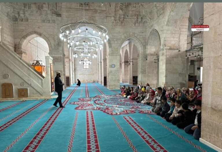 Silvan’da Çocuklar Asırlık Camide Buluştu