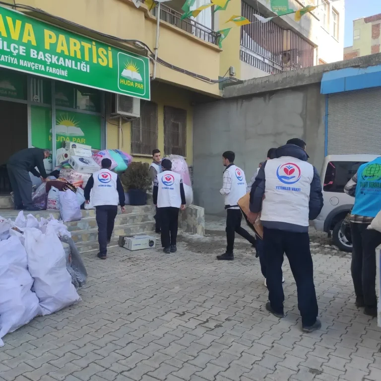 Silvan’da Yetimler Vakfı Ve Umut Kervanı Depremzelere Yardım