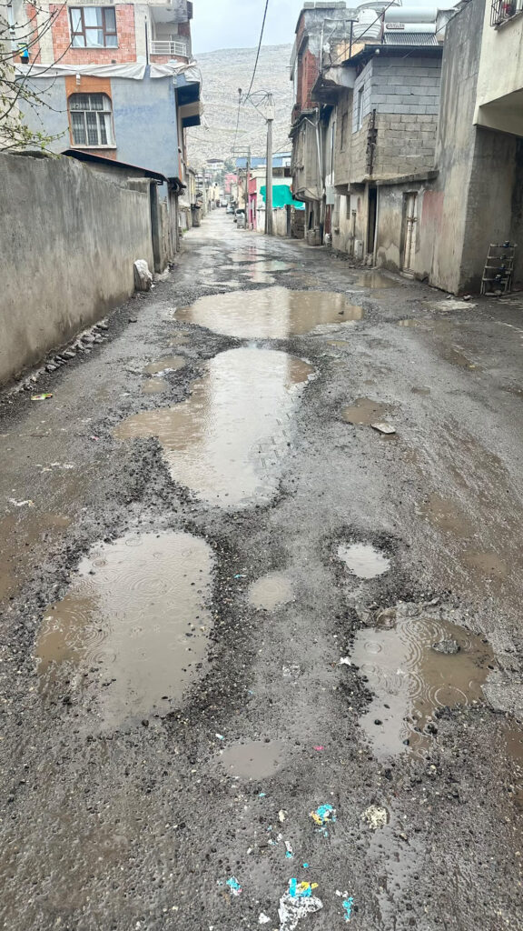 Yollar Çukurdan Ve Çamurdan Geçilmiyor