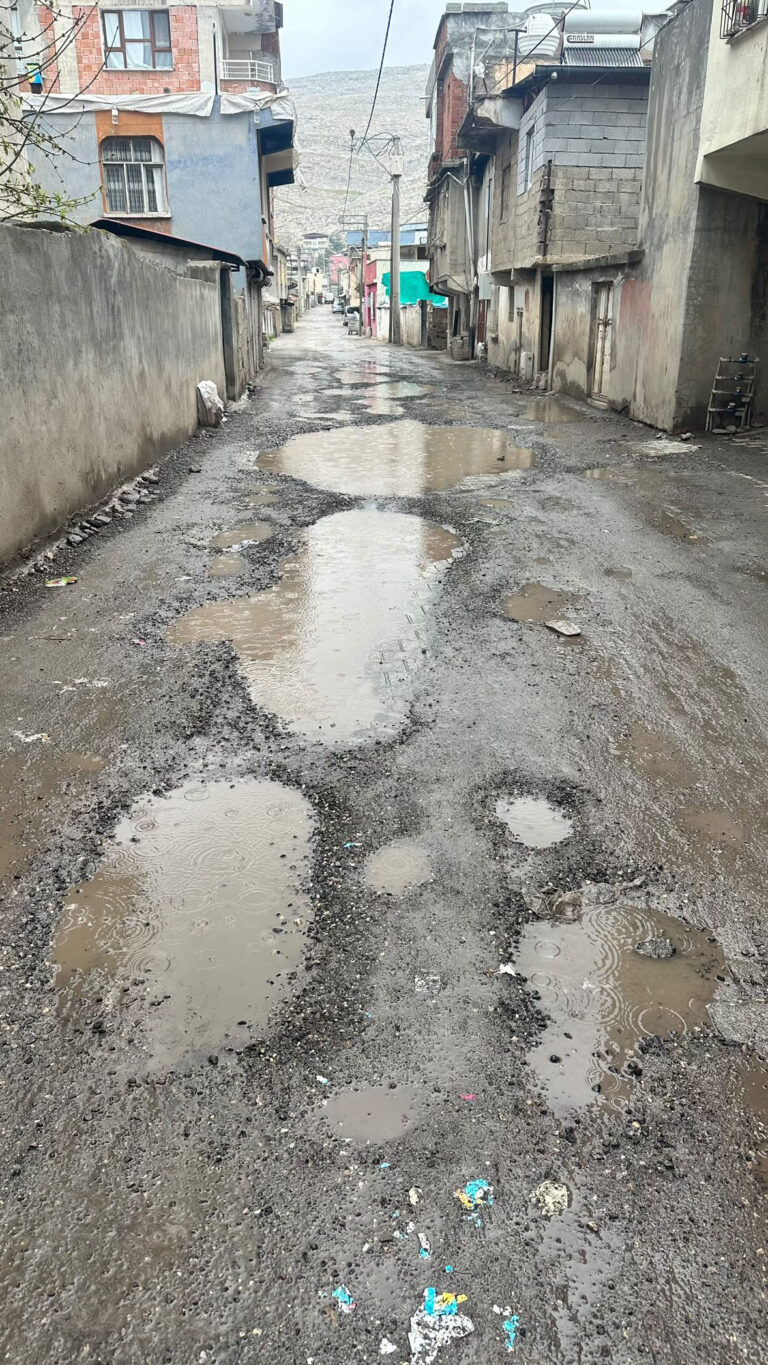 Yollar Çukurdan Ve Çamurdan Geçilmiyor