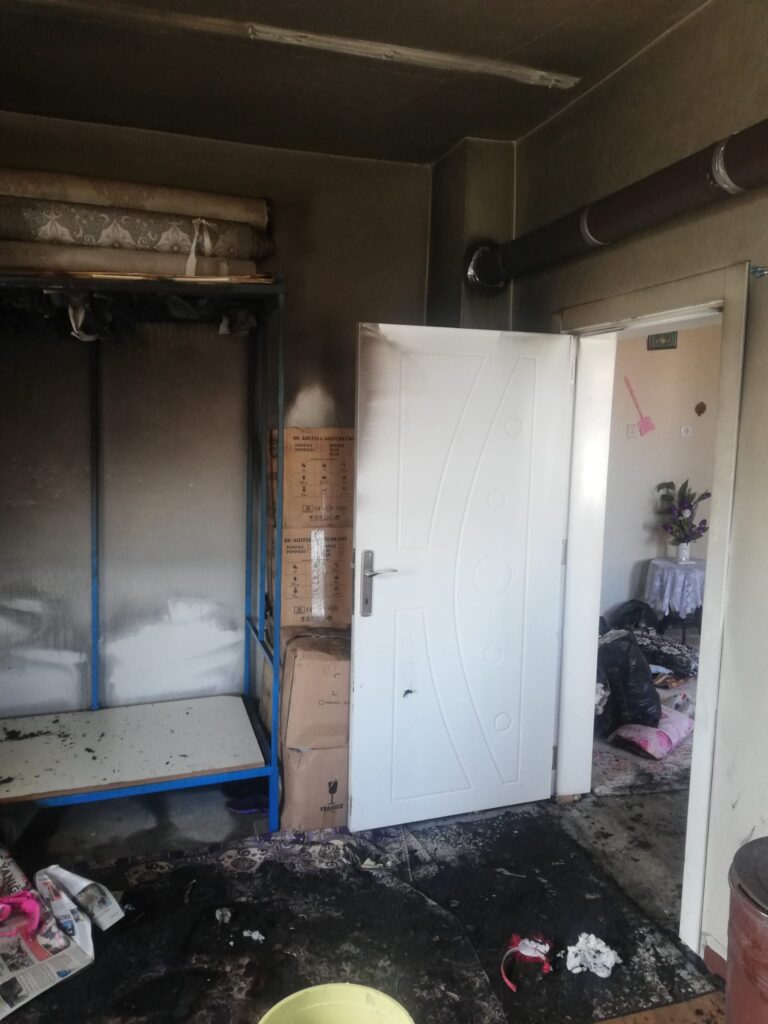 Evi Yanan Mağdur Aile Yetkililerden Yardım Bekliyor