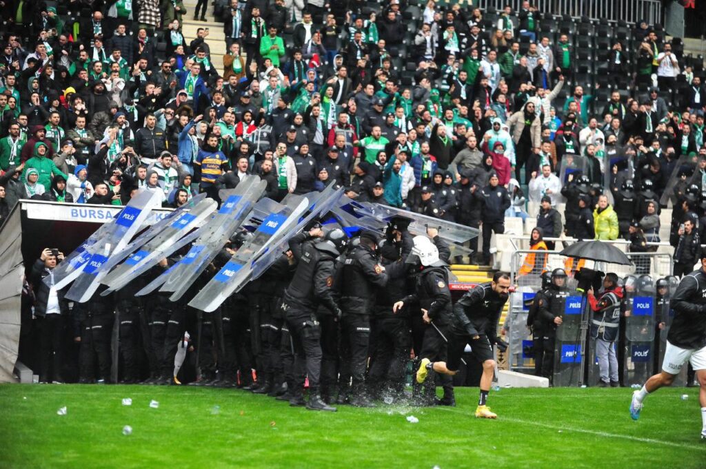 Jitemcilerin Pankartını Açtılar, Futbolculara Saldırdılar