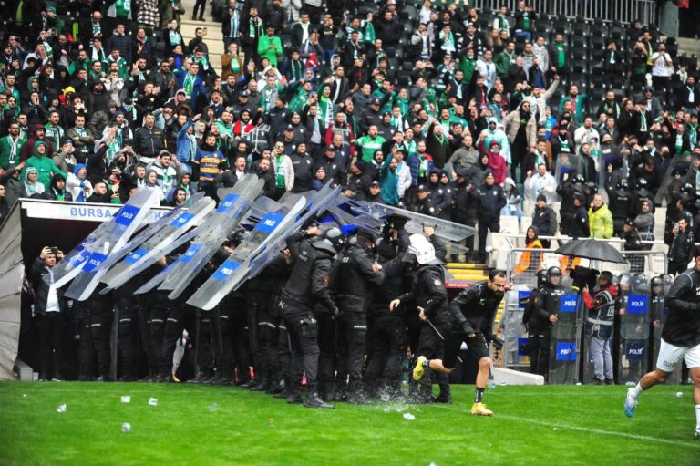 Jitemcilerin Pankartını Açtılar, Futbolculara Saldırdılar