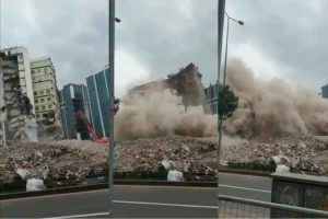 Diyarbakır’ın İlk AVM’si Galeria’nın Son Bloğu da Kontrollü Yıkıldı