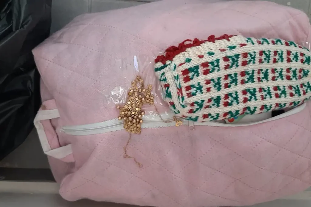 Depremde Kaybettiği Yakınlarının Eşyalarını Ararken Bulduğu Altınları Polise Teslim Etti