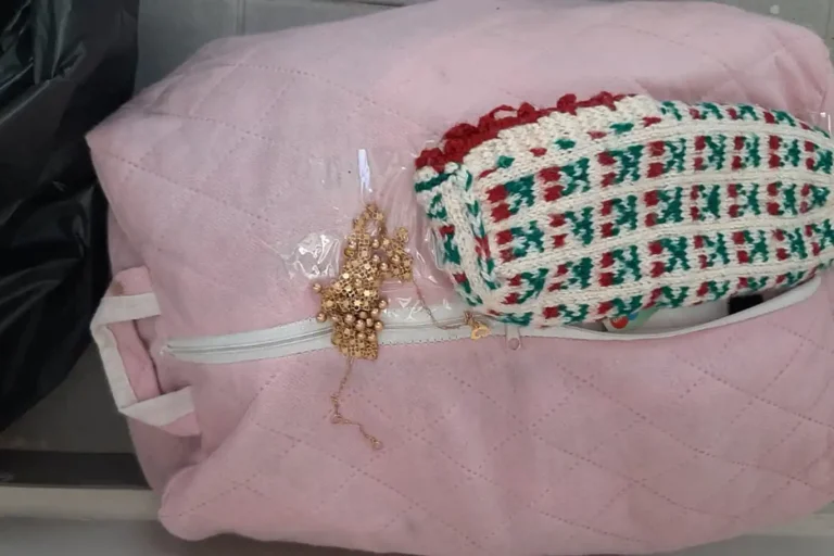 Depremde Kaybettiği Yakınlarının Eşyalarını Ararken Bulduğu Altınları Polise Teslim Etti