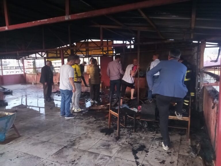 Çatı katında Mangal Yakıldı, Binanın Çatısı Yandı