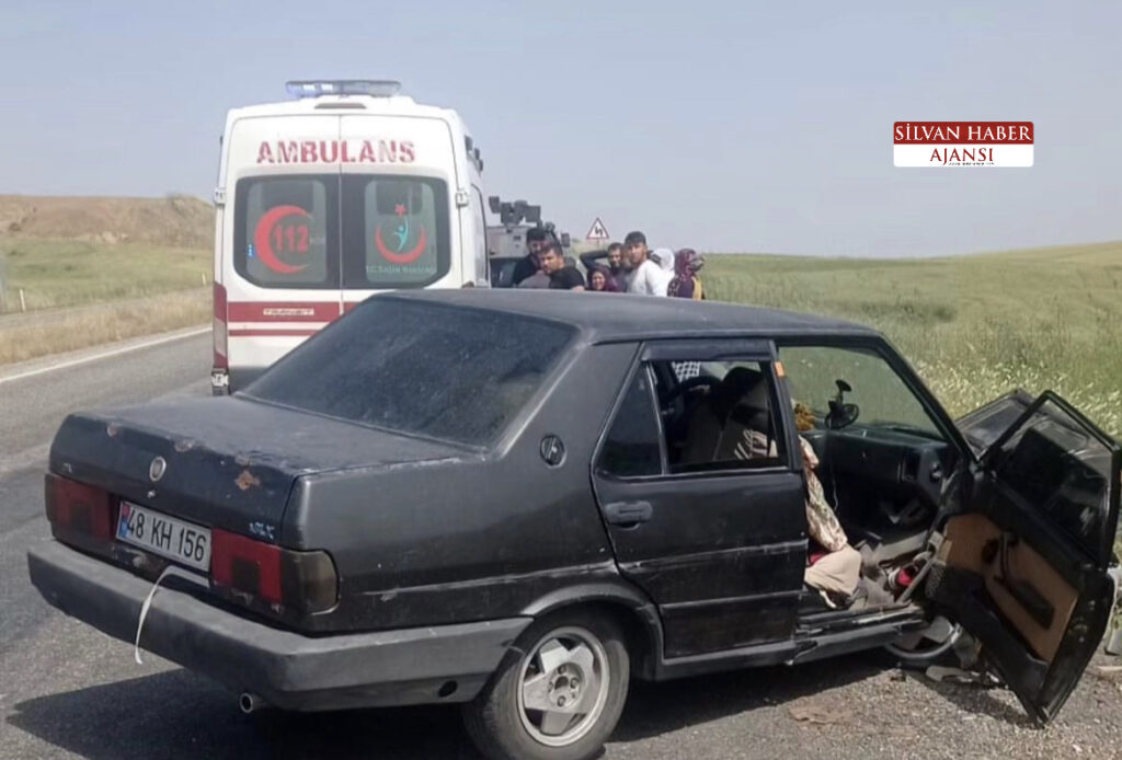 Silvan’da Otomobil Bariyerlere Çarptı: 3 Yaralı