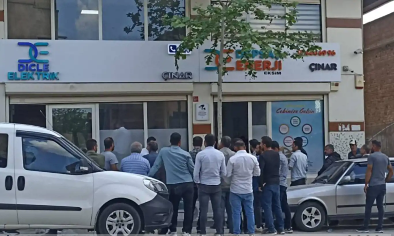 Elektrik Sorunu Yaşayan Mahalleliler DEDAŞ’ın Önüne Ggelerek Tepki Gösterdi