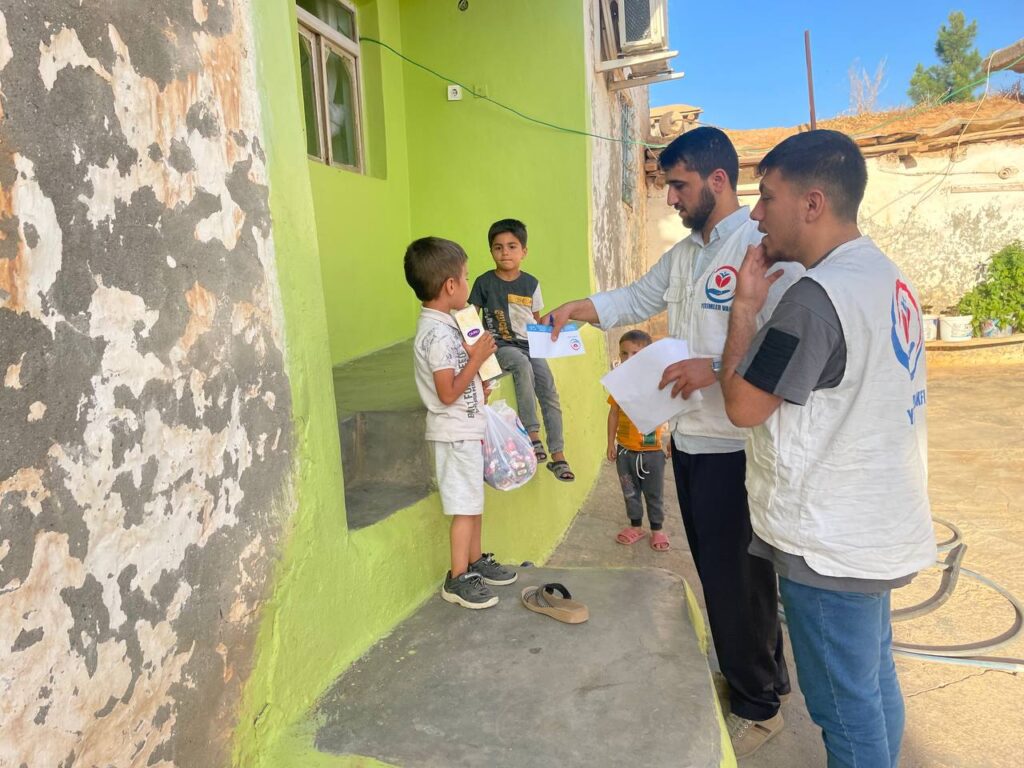 Yetimler Vakfı Silvan’da Yetimlere Bayram Şekeri Ve Harçlık Dağıttı.