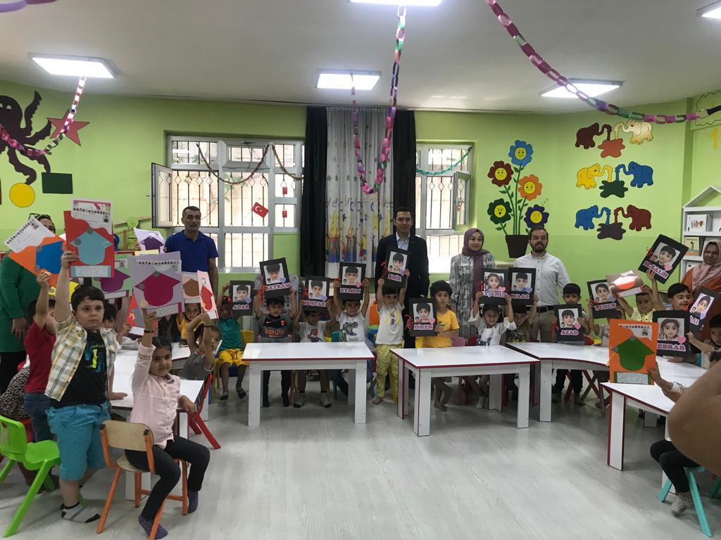 Silvan Kaymakamı Hasan Uğuz Öğrencilere Karne Dağıttı