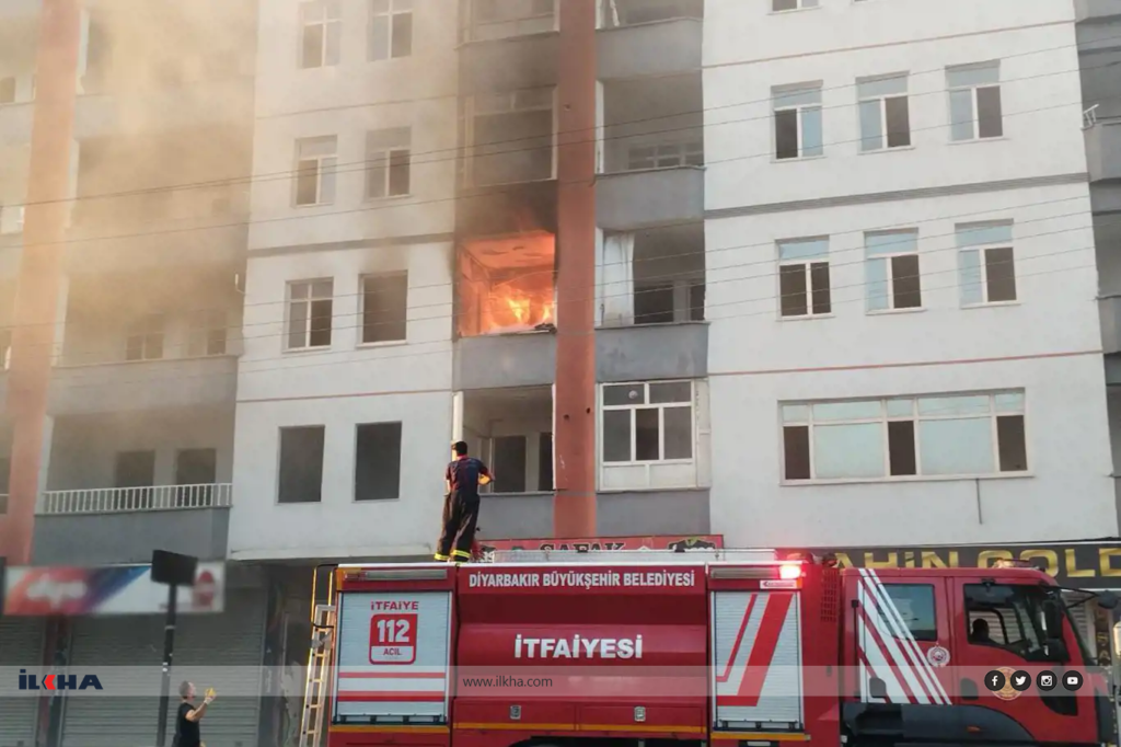 Diyarbakır’da Ağır Hasarlı Binanın Farklı Katlarında Çıkan Yangın Söndürüldü