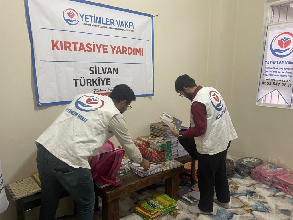 Yetimler Vakfı Silvan’da Yetimlere Kırtasiye Yardımında Bulundu