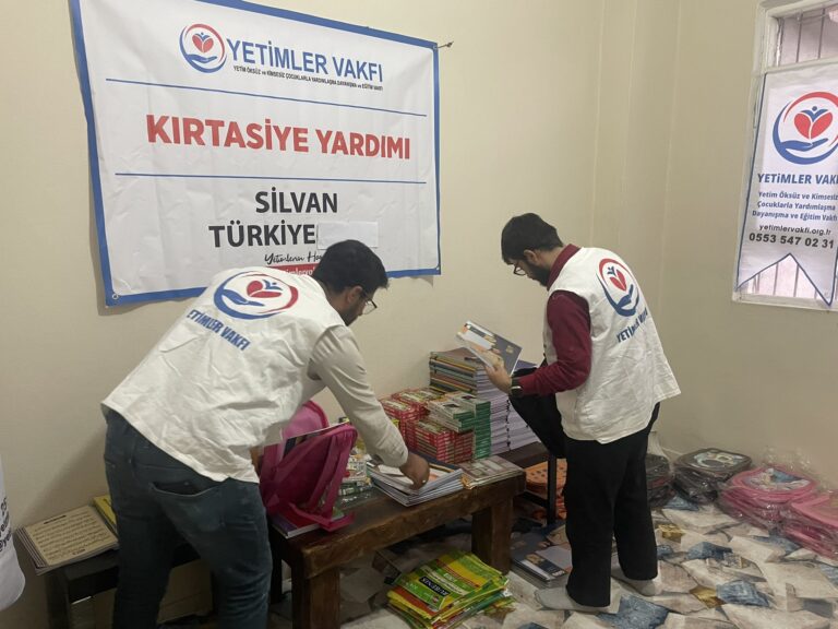 Yetimler Vakfı Silvan’da Yetimlere Kırtasiye Yardımında Bulundu
