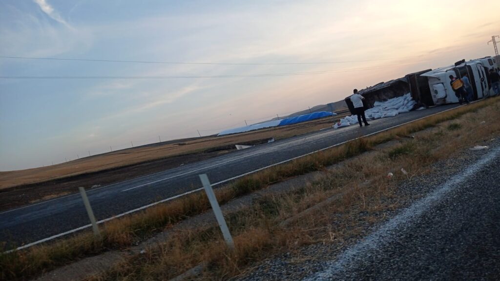 Gübre Yüklü Kamyon Devrildi