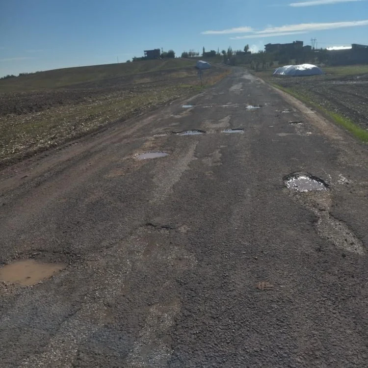 Köy Yolu Köstebek Yuvasına Döndü